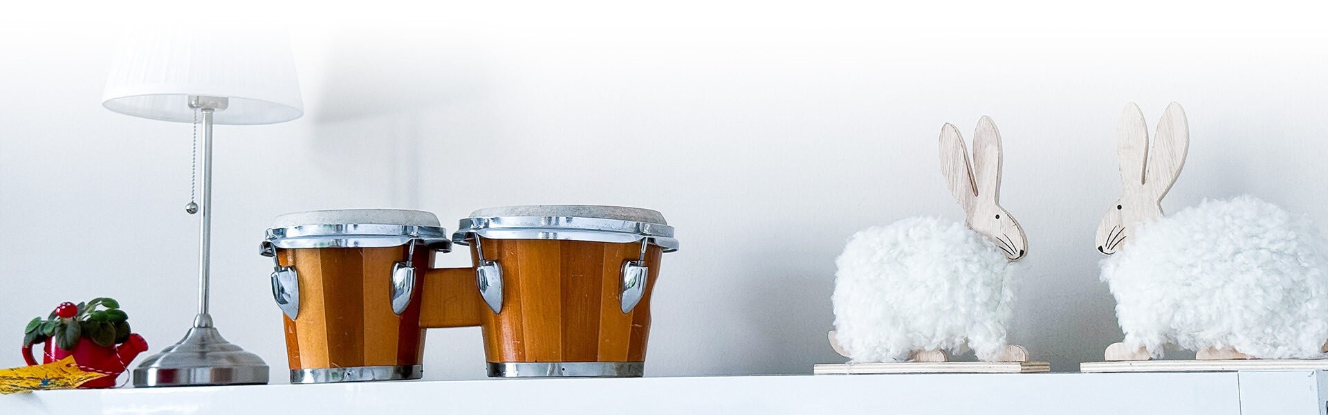 Praxisdeko kleine Trommel und flauschige Holzhasen - Psychotherapie für Kinder